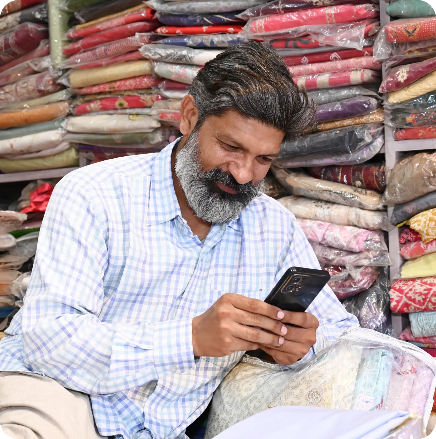 man-woman-are-looking-phone-smiling 1 (1).webp